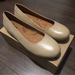 Softwalk Sonoma slip on Beige flats 12